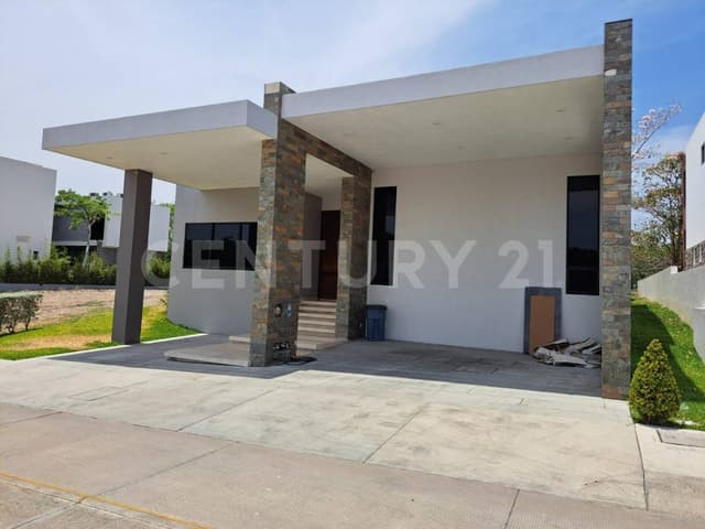 Residencia en 1ra etapa, de una Planta con vista a Campo de Golf en Altozano.