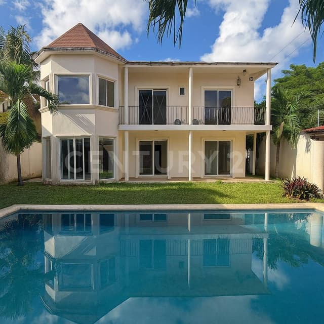 Casa en Venta con alberca y jardín - Lomas Virreyes Cancún