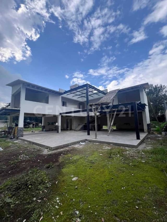 CASA EN VENTA SEMITERMINADA CON GRAN TERRENO, VALLE DE BRAVO