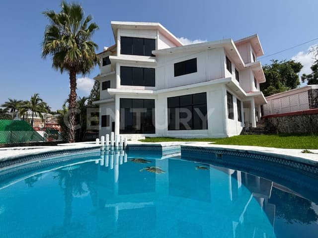 CASA CON ALBERCA EN FRACCIONAMIENTO BURGOS, TEMIXCO, MORELOS.