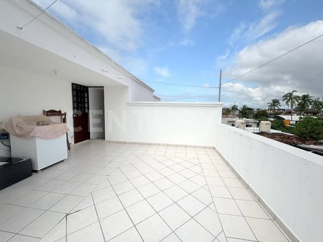 Casa Grande en Venta con Local Comercial