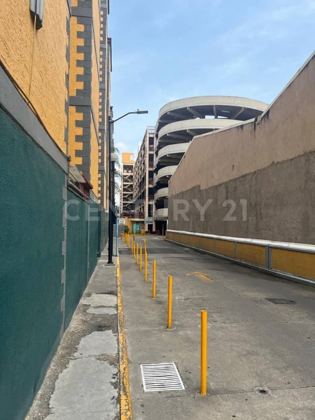 Frente a metro Cuatro Caminos y plaza Toreo