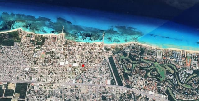 Terreno Comercial en el centro de Playa del Carmen, Justo frente al IMSS