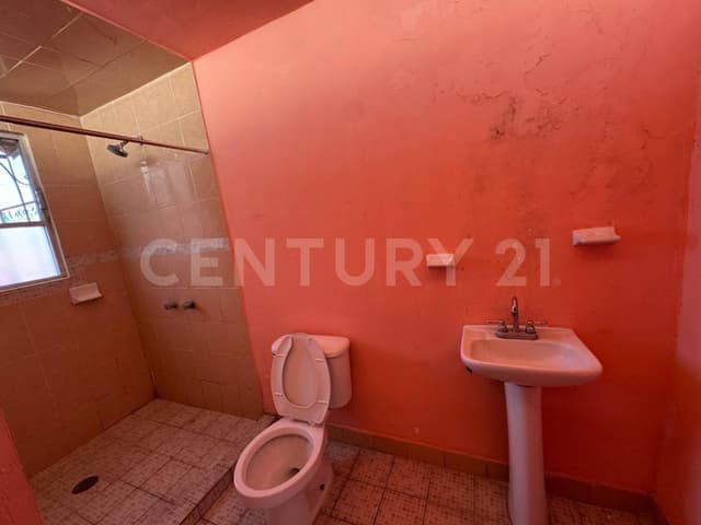 Casa con estacionamiento privado en Los Nogales, Sjr con recámara en planta baja