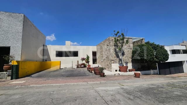 Casa con Jardín y Doble Altura en La Herradura – 565 m² de Terreno