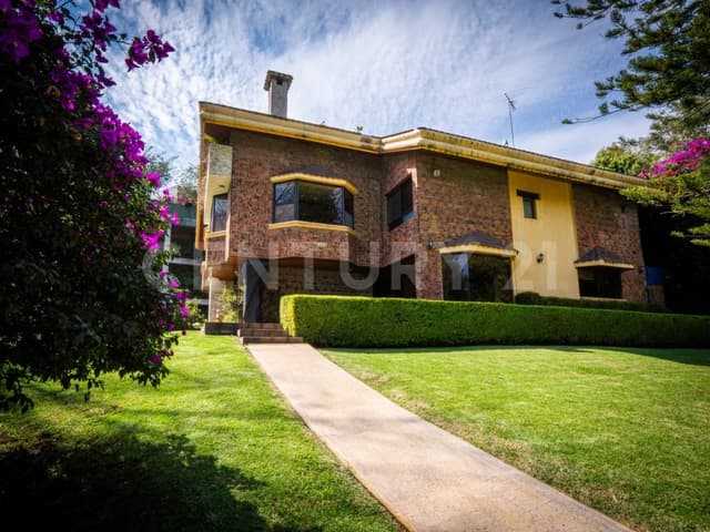 Venta de Casa con acabados de lujo en Bosque de las Lomas, 500 mts de jardín