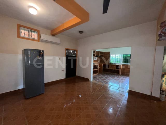 Amplia casa de 3 niveles con vistas panorámicas en Lomas de Enmedio