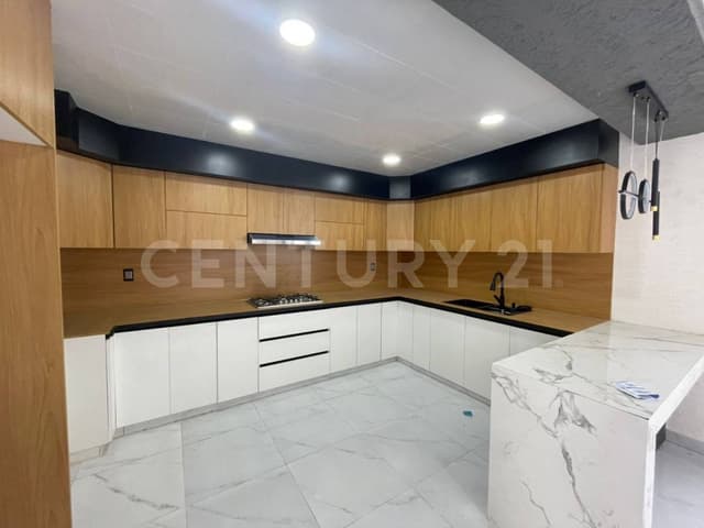 Casa de 4 recamaras en venta en Lomas de Banthí, SJR, Querétaro.