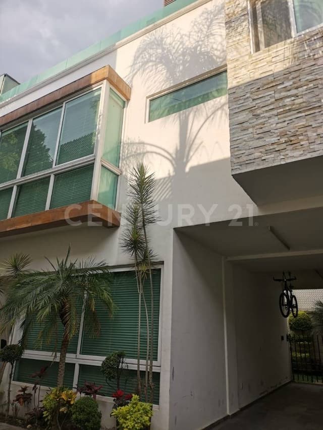 En condominio de solo 6 casas, a una calle División de Norte