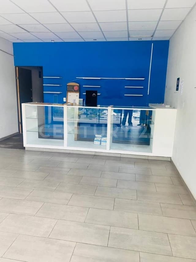 Se renta Local Comercial en Plaza Via 02