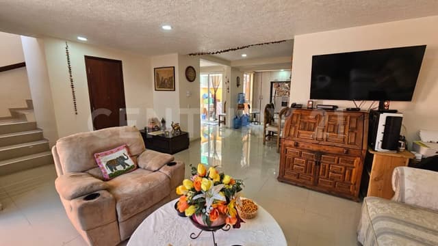 Casa de 3 recámaras, 2 niveles, portón eléctrico, excelente iluminación