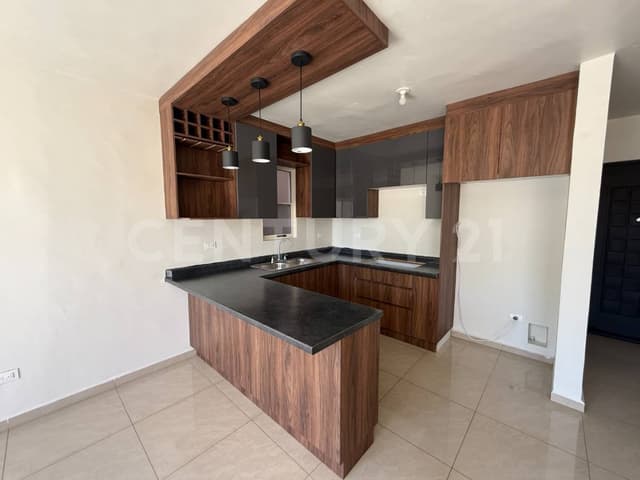 Casa en Venta de 2 niveles con terreno excedente Valterra Residencial Apodaca NL