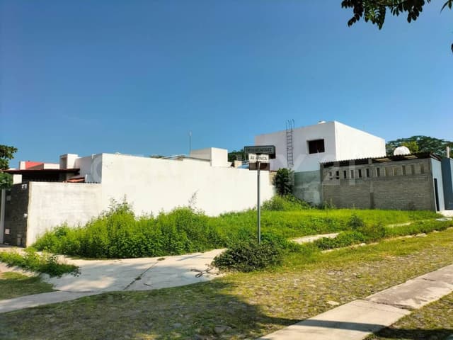 Se vende terreno en Fraccionamiento Valle Real, Colima, Col.