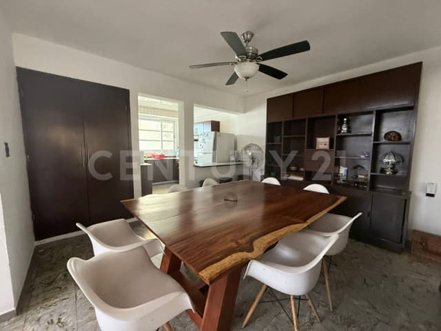 CASA AMPLIA EN VENTA