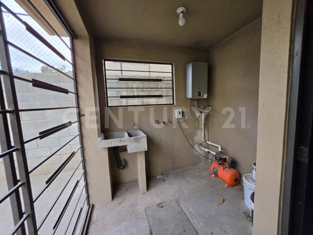 CASA EN RENTA EN FRACC ALTITUD 52 (CERCA DE PLAZA DE MACROPLAZA)