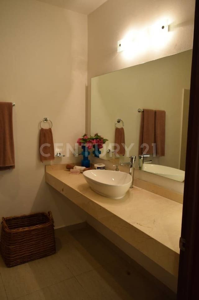Venta de casa amueblada cerca del mar en Zona Hotelera, Cancún, Q. Roo OFC03423