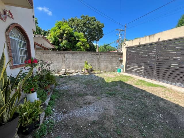 CASA EN COL. SERAPIO VENEGAS, ALTAMIRA