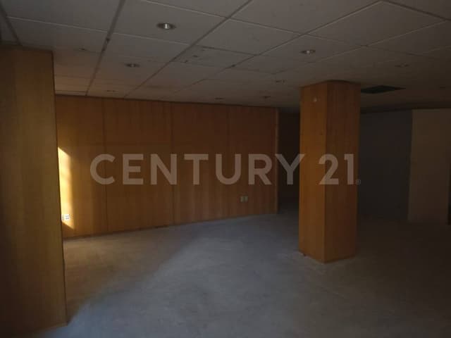 Oficina en Santa Fe con recepción, área de trabajo, sala de espera, 4 despachos