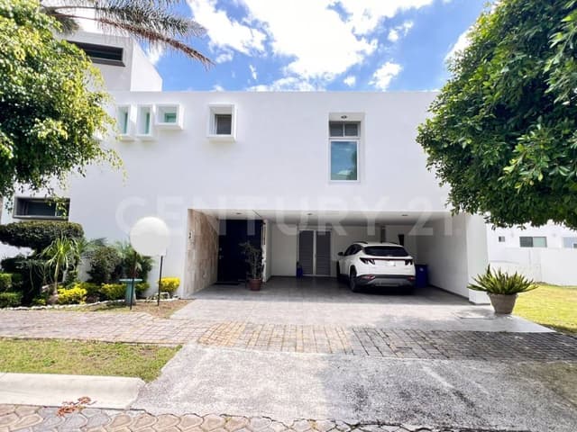 Casa en venta en La Isla Lomas de Angelópolis, lujo y confort en gran zona.