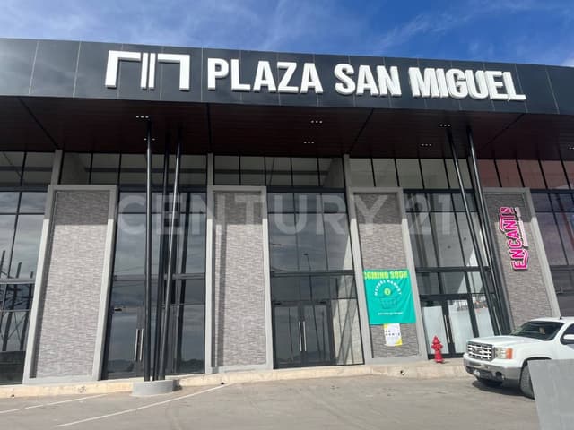 Se vende local, en Plaza comercial nueva.
