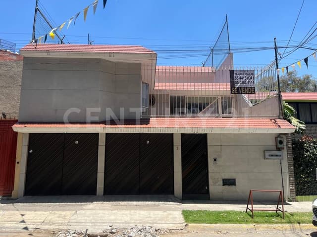 Espaciosa Casa en Venta a pasos de Periférico Nte. en Bosque de Echegaray.