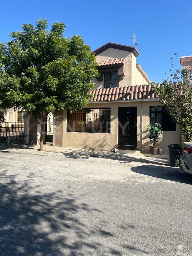 CASA EN VENTA EN COL. URBIVILLA DEL REY EN MONTERREY