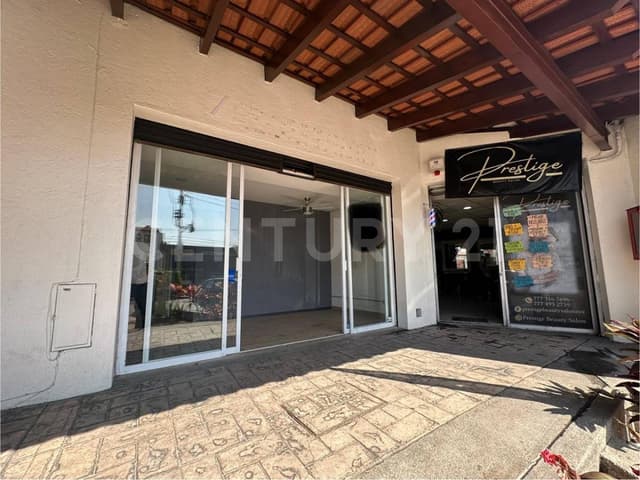 RENTA DE LOCAL CON DOBLE ALTURA EN PLAZA COMERCIAL DIANA SOBRE AVE DIANA