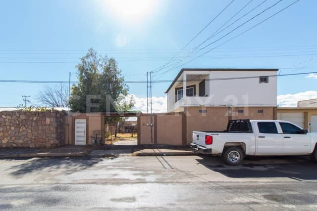 Casa con Departamento en Venta en Col. Granjas en Chihuahua, Chihuahua