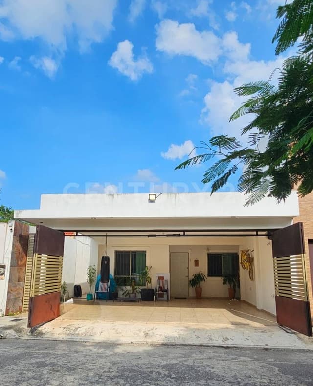 VENTA CASA AMUEBLADA EN LAS AMERICAS, ETAPA 1, CALLE CERRADA FRENTE A UN PARQUE