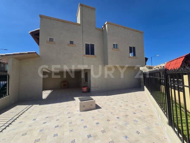SE RENTA CASA EN REAL MADEIRA CON EXCEDENTE DE TERRENO.