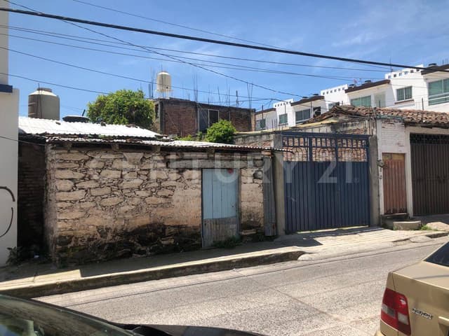 VENTA DE TERRENO CON CONSTRUCCION EN EL CENTRO DE LA CIUDAD