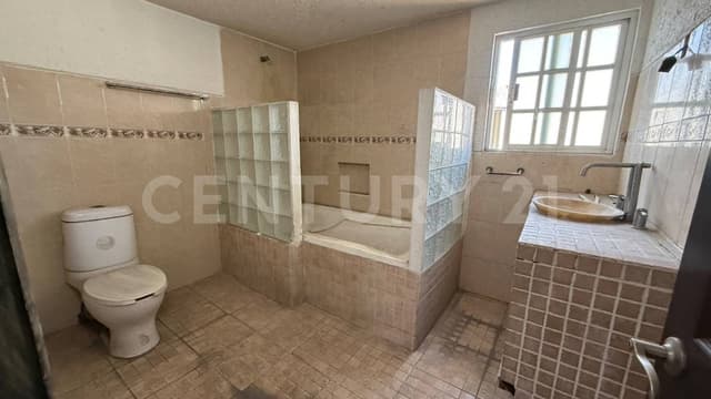 Propiedad en venta Av 508 con casa, 1 departamento, y 2 locales para remodelar
