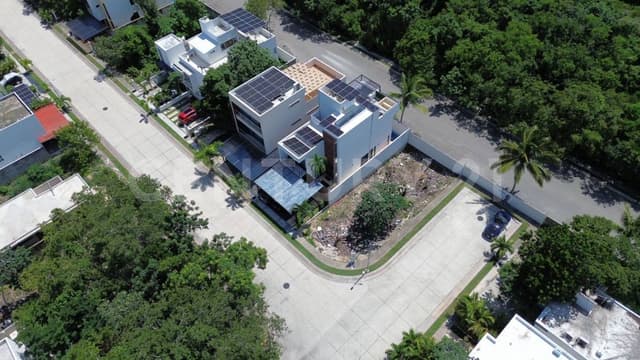 Terreno en venta en el Fraccionamiento El Encuentro en Playa del Carmen