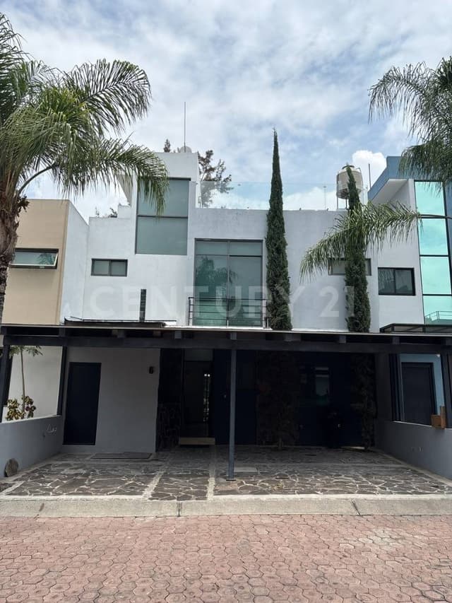 Casa dentro de condominio privado en La Tijera