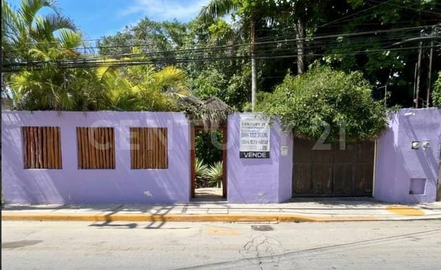 Propiedad en venta con departamentos calle 1ra sur centro Playa del Carmen p4101