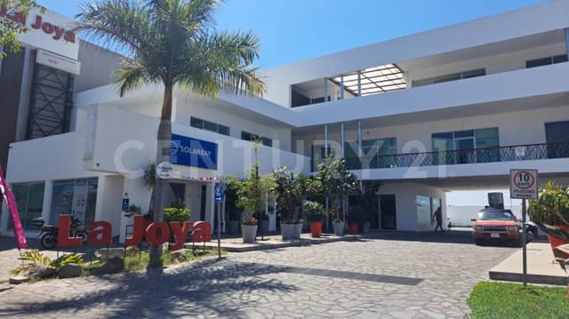 LOCAL 25 Y 26 CON TERRAZA EN RENTA PLAZA LA JOYA