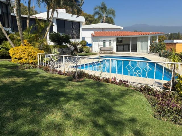 Casa con alberca, jardín y bungalow en Rancho Tetela, Cuernavaca