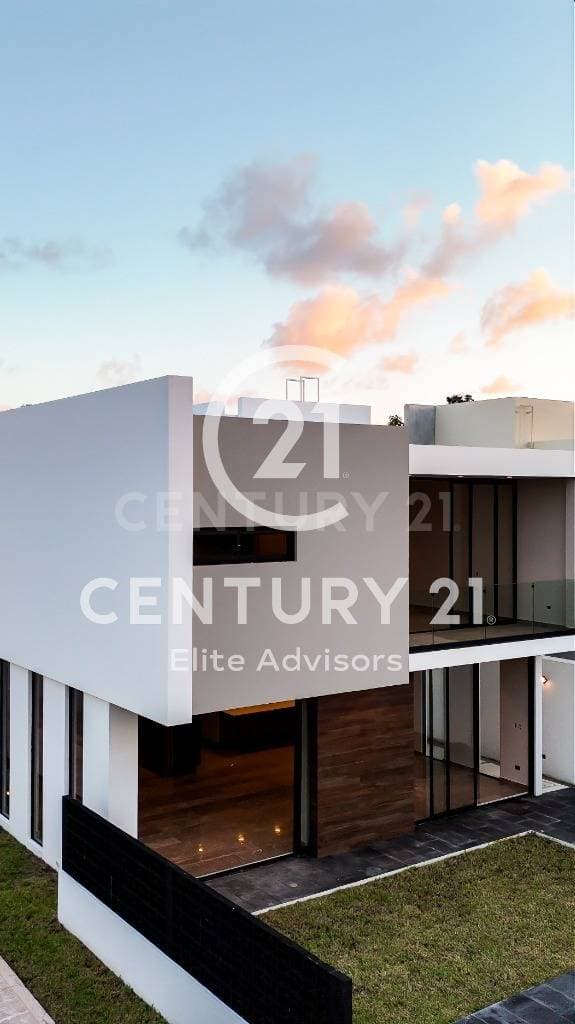 Venta moderna casa en Lagos del Sol Cancun Q. Roo YP0624