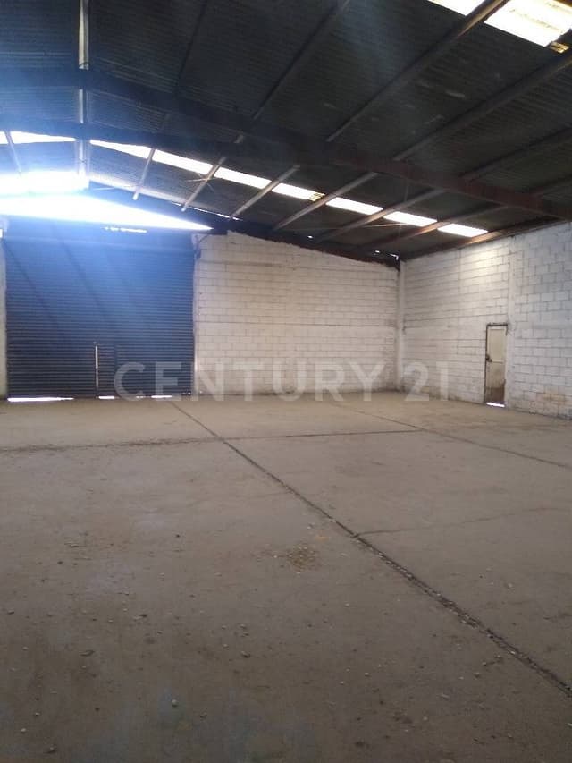 TERRENO CON BODEGAS EN VENTA