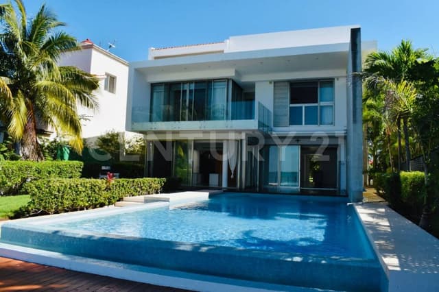 Casa en Venta en Isla Dorada, con Muelle y Alberca, Cancún C3220