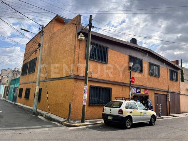 CASA EN ESQUINA CON ACCESORIA EN IZTAPALAPA