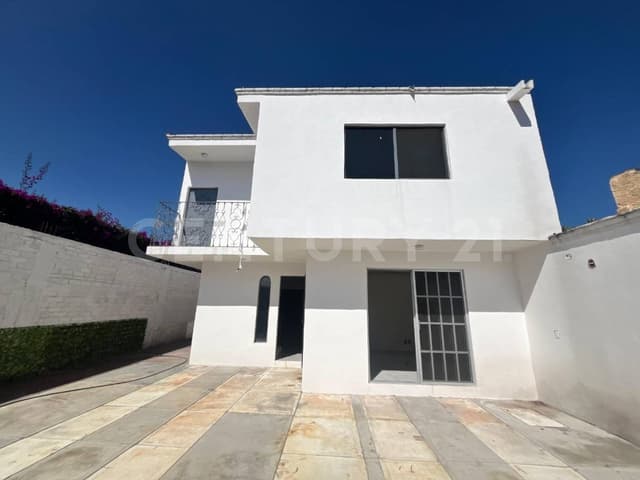 Casa con patio en venta en San Pedro Ahuacatlán, SJR, Qro
