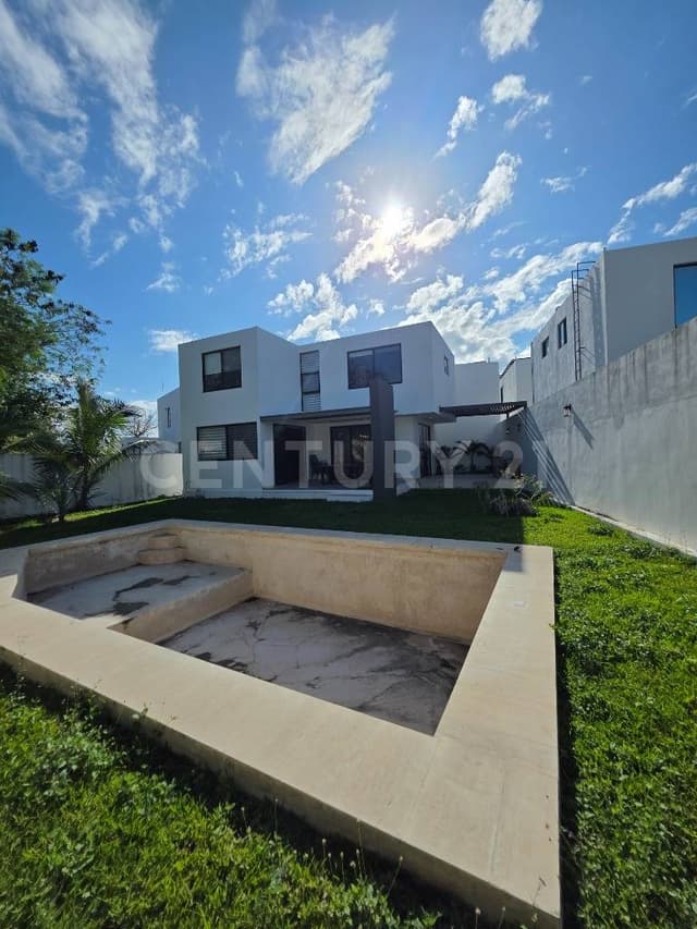 Casa en Venta en Privada Residencial con 35 paneles Solares, Mérida Yucatán.