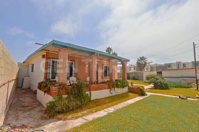 Casa en Rosarito con amplio terreno a 50 mtrs de playa
