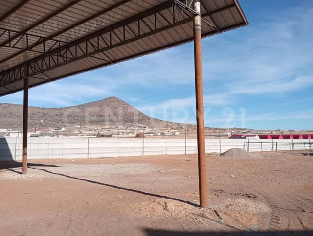 Terreno con corrales para manejo de ganado, equipado