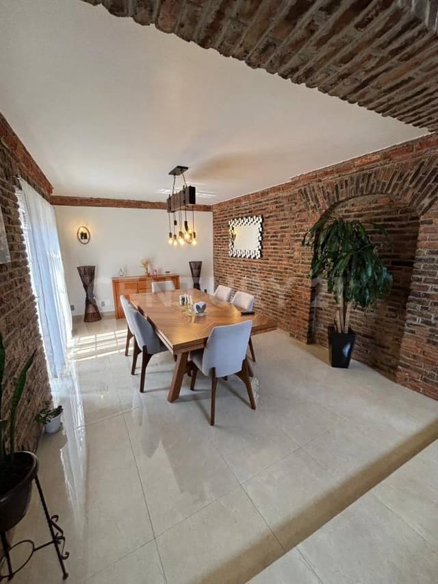 Casa sola en calle cda con acceso controlado