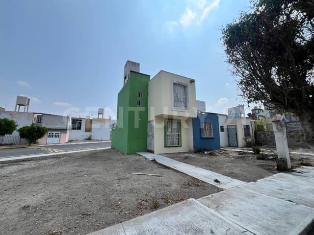 Casa con amplio terreno en Venta en Fundadores, SJR, Querétaro