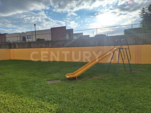 Casa sola muy cerca de Chedraui Coacalco