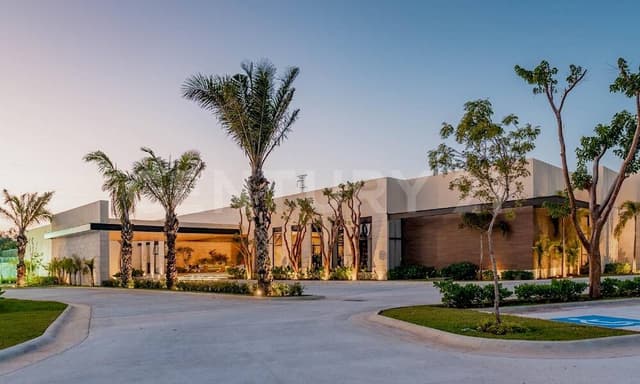 Terreno en venta de 831 m2 en privada residencial Tamara zona Country Mérida.