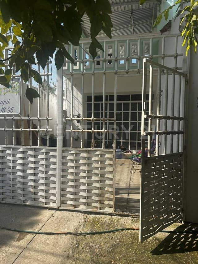 Casa con local en venta